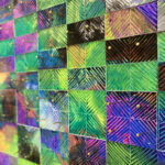 Ruurukuvioinen vihreäsävyinen värikäs maalaus.