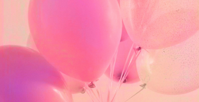 Vaaleanpunaisia ilmapalloja.