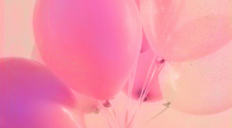 Vaaleanpunaisia ilmapalloja.