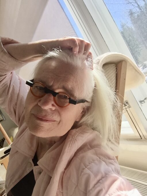 Kuvassa taiteilija Irmeli Tarmo