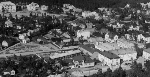 Mustavalkoinen ilmakuva Kouvolasta.