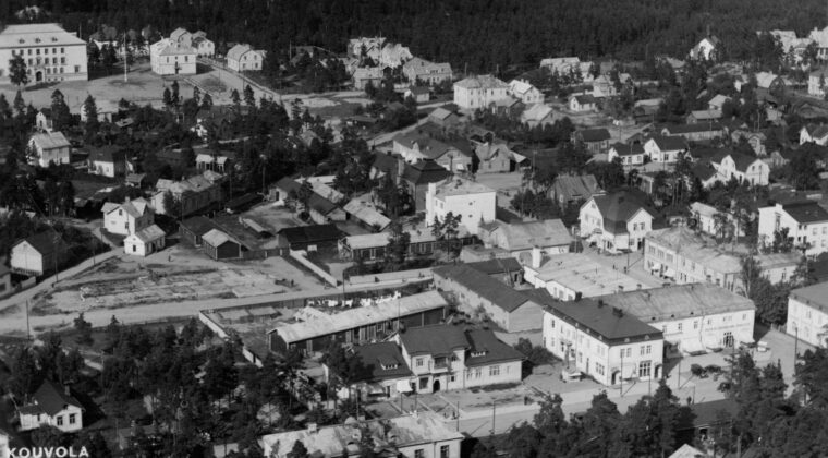 Mustavalkoinen ilmakuva Kouvolasta.